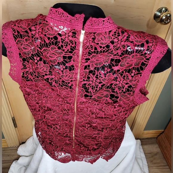 Women's lace top with built-in camisole . - Picture 2 of 2
